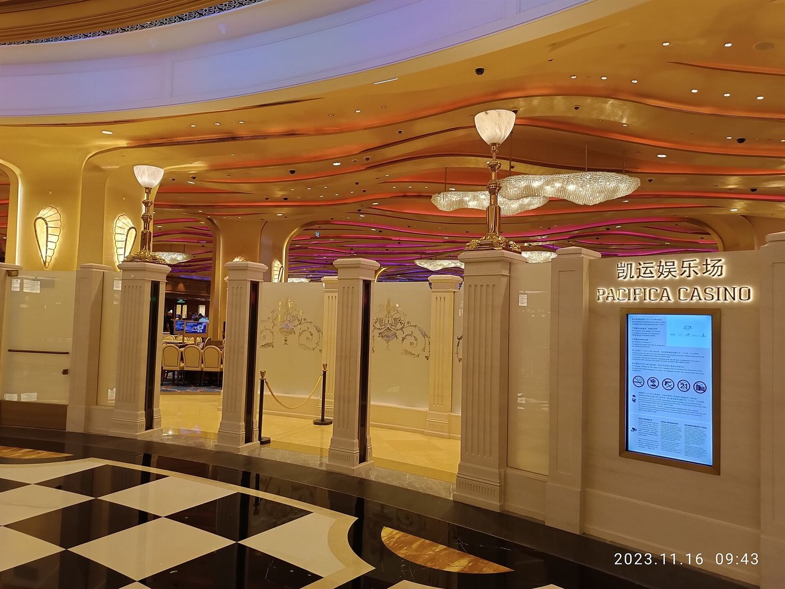 澳門一間酒店內的賭場入口,金色天花與黑白地磚