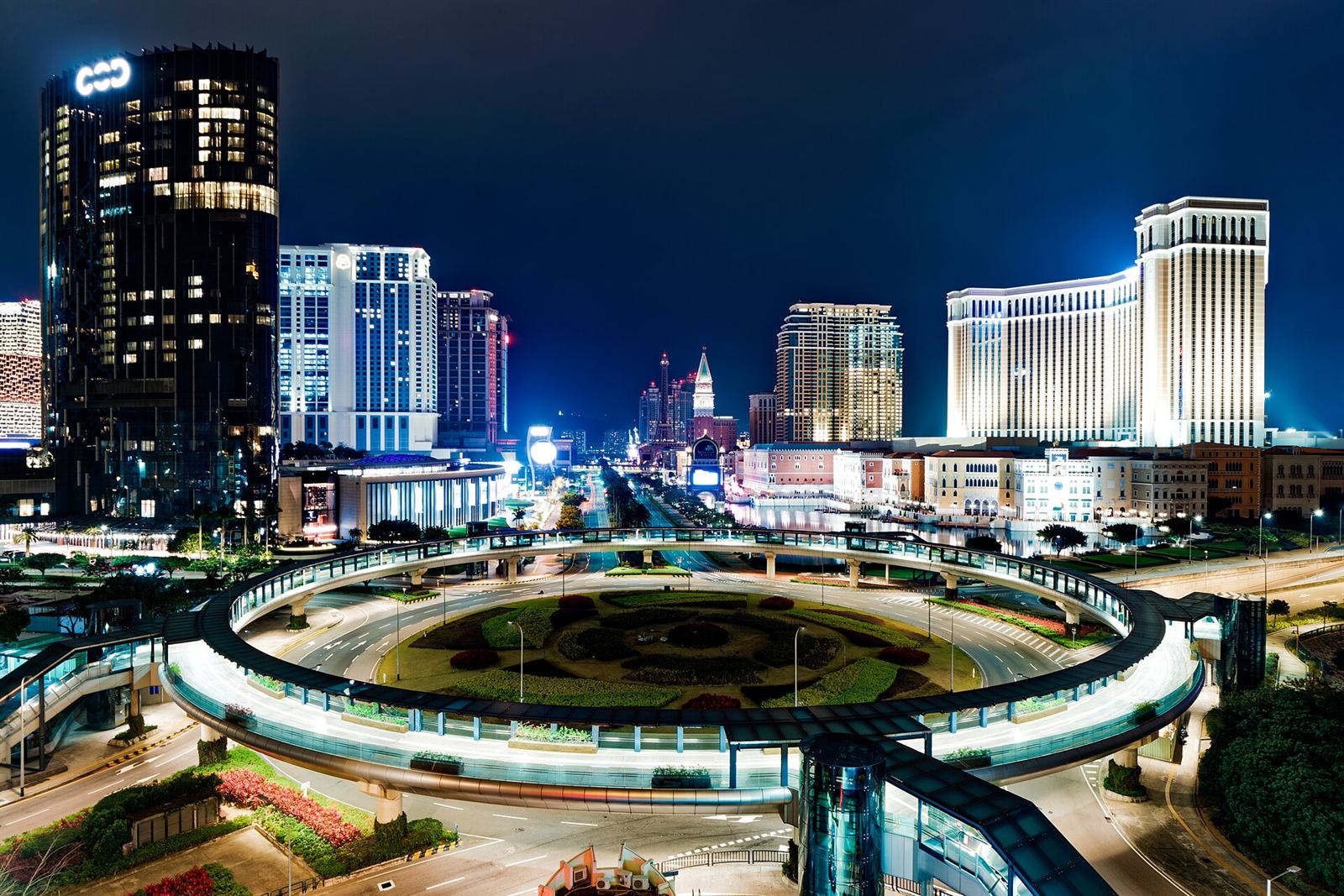 澳門路氹城夜景,度假村燈光沿著大馬路排開
