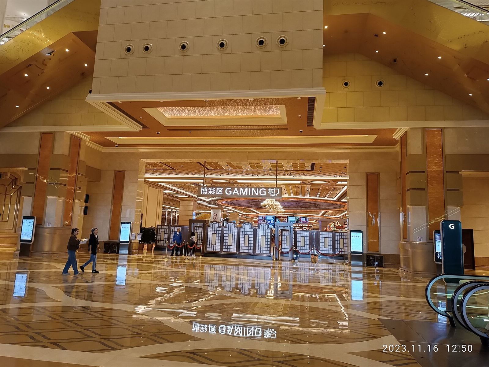 路氹度假村的大理石酒店大堂,遠處是賭場入口