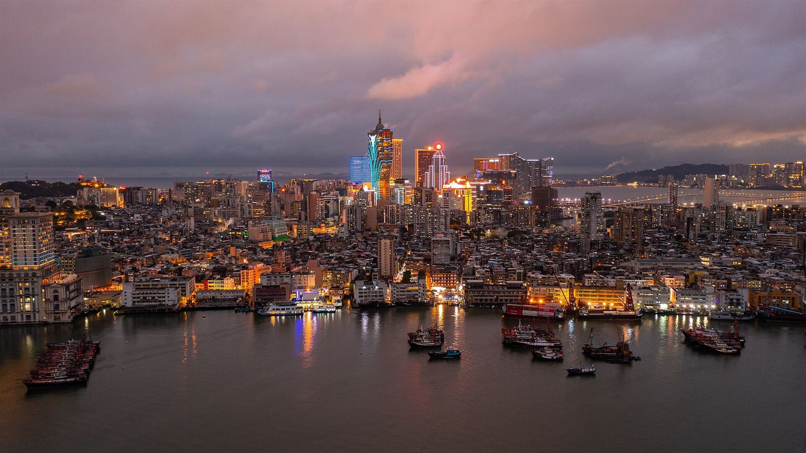 澳門半島夜景,內港的船和新口岸一帶的高樓燈光
