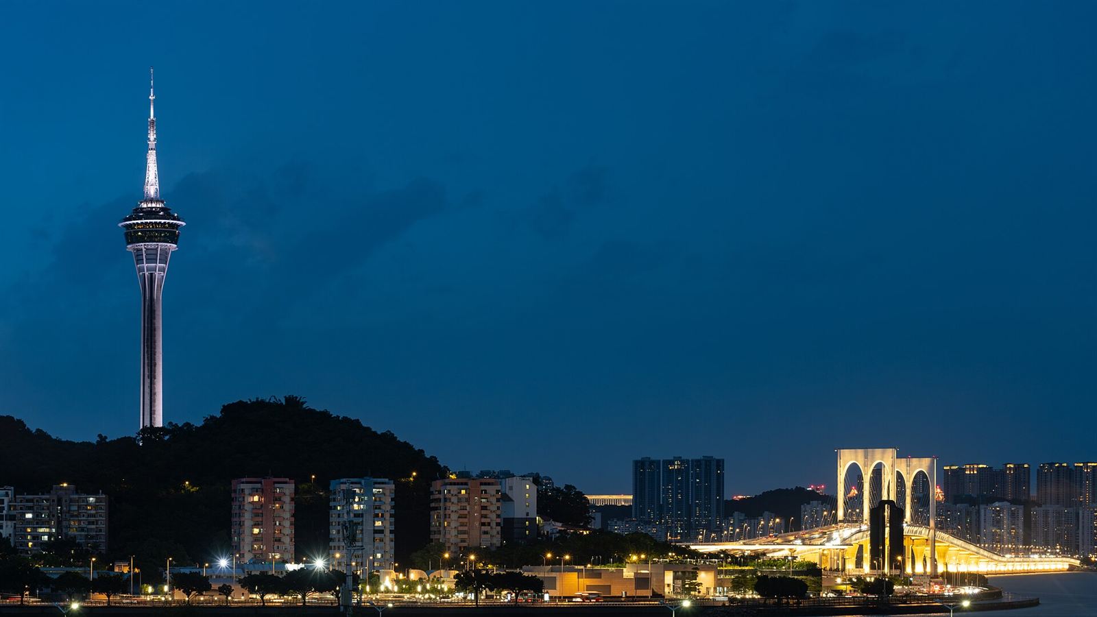 藍調時刻的澳門旅遊塔與西灣大橋